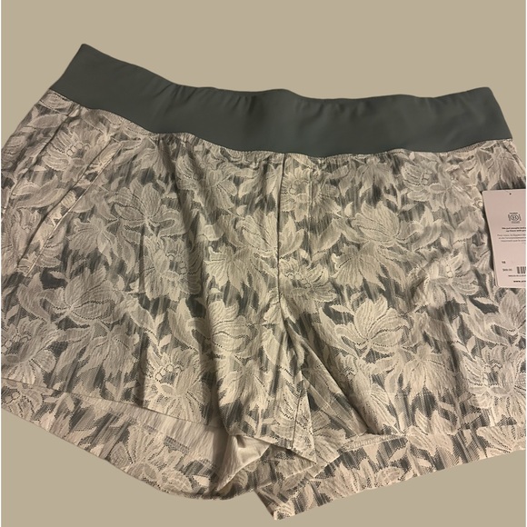 Athleta Trekkie North Short Ethereal Bloom Magnolia White Size 4 Womens - Picture 5 of 6